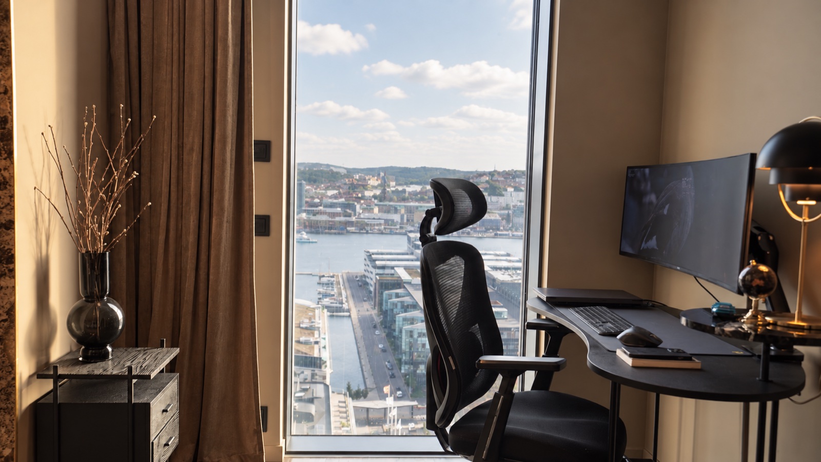 Arbetsplats med skrivbord och utsikt över Göteborg i K22
